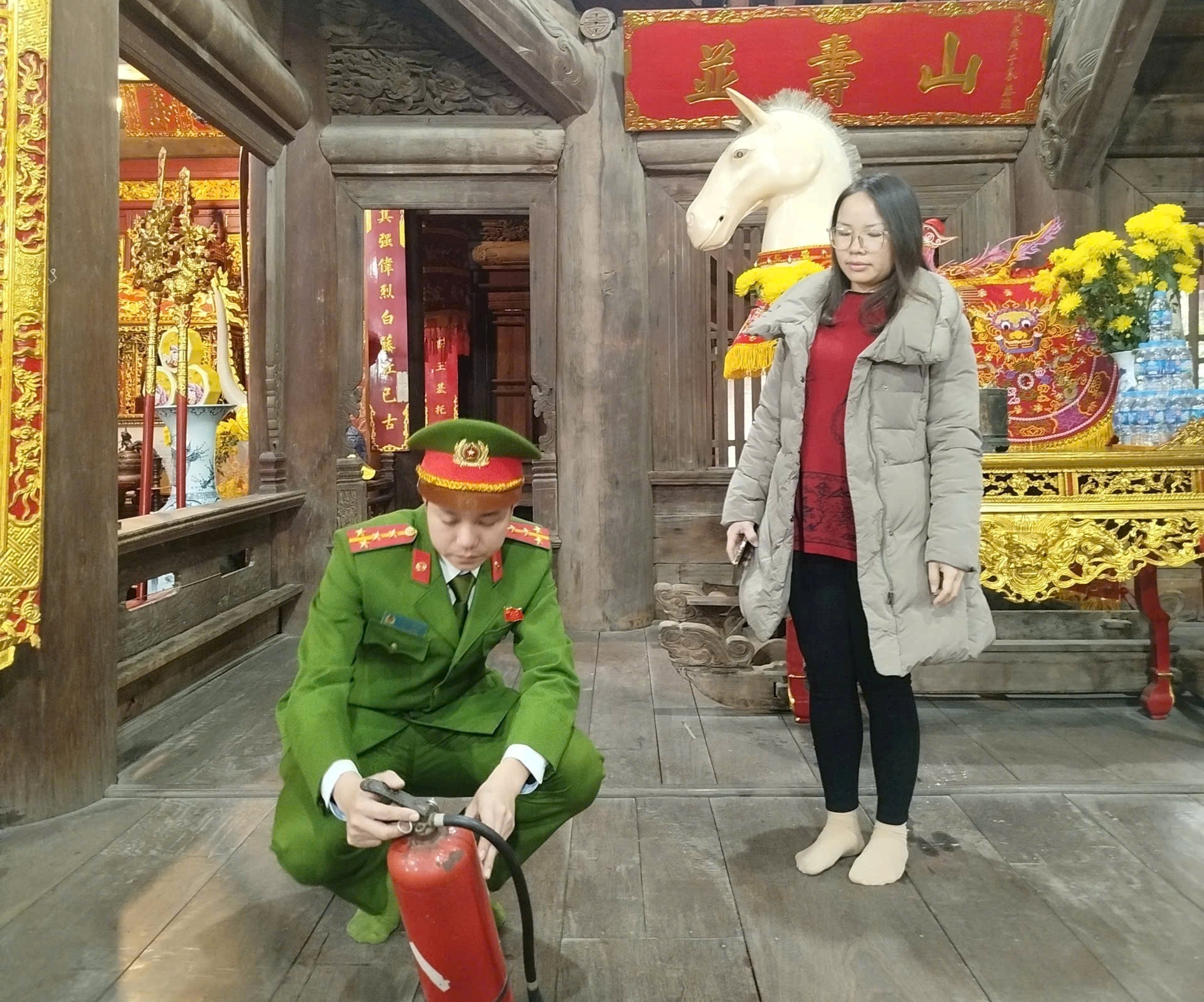 Phòng Cảnh sát PCCC và CNCH kiểm tra, hướng dẫn công tác phòng cháy, chữa cháy tại Đình Hàng Kênh (Hải Phòng)